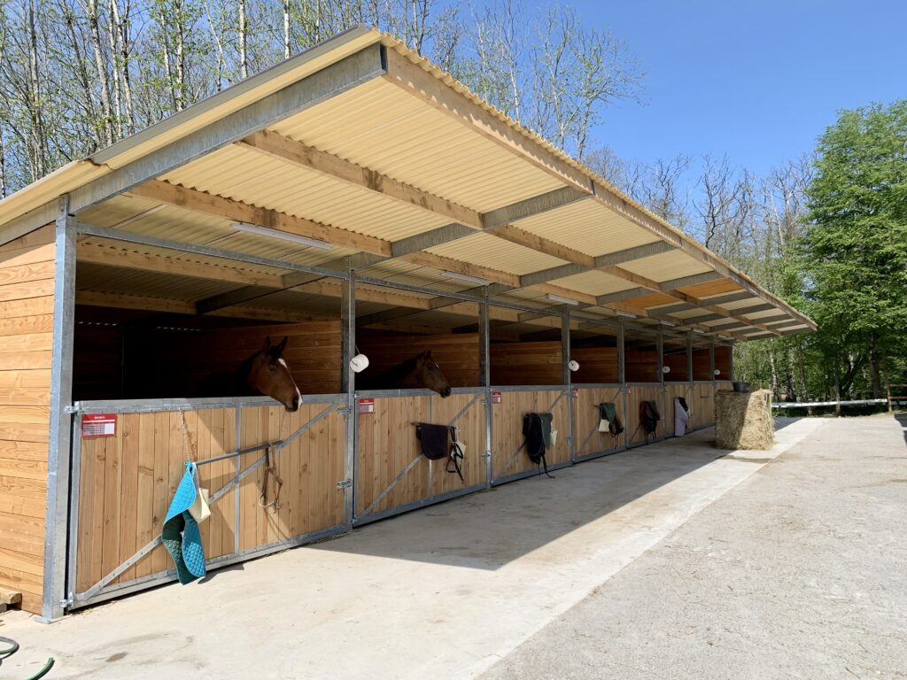 Box cheval avec portail pivotant