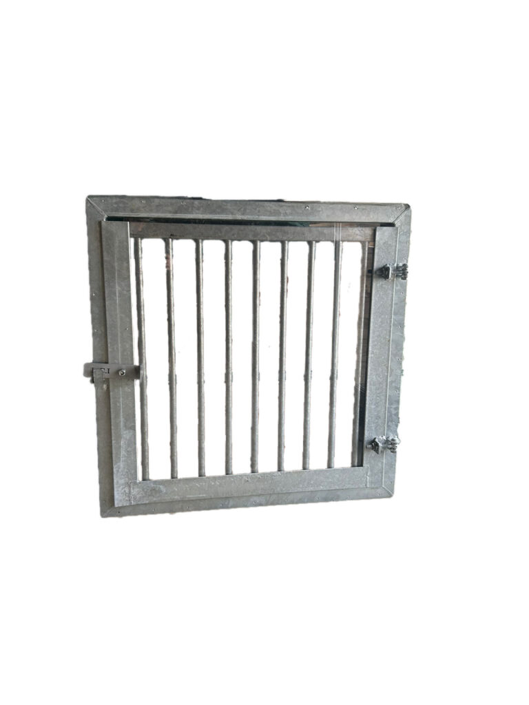 Fenêtre extérieure box équestre barreaux et plexiglas – 0,80×0,80 m