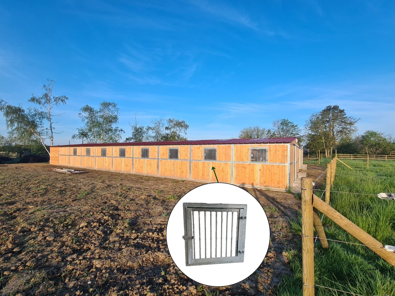 Fenêtre extérieure écurie plexiglas barreaux – vue installée