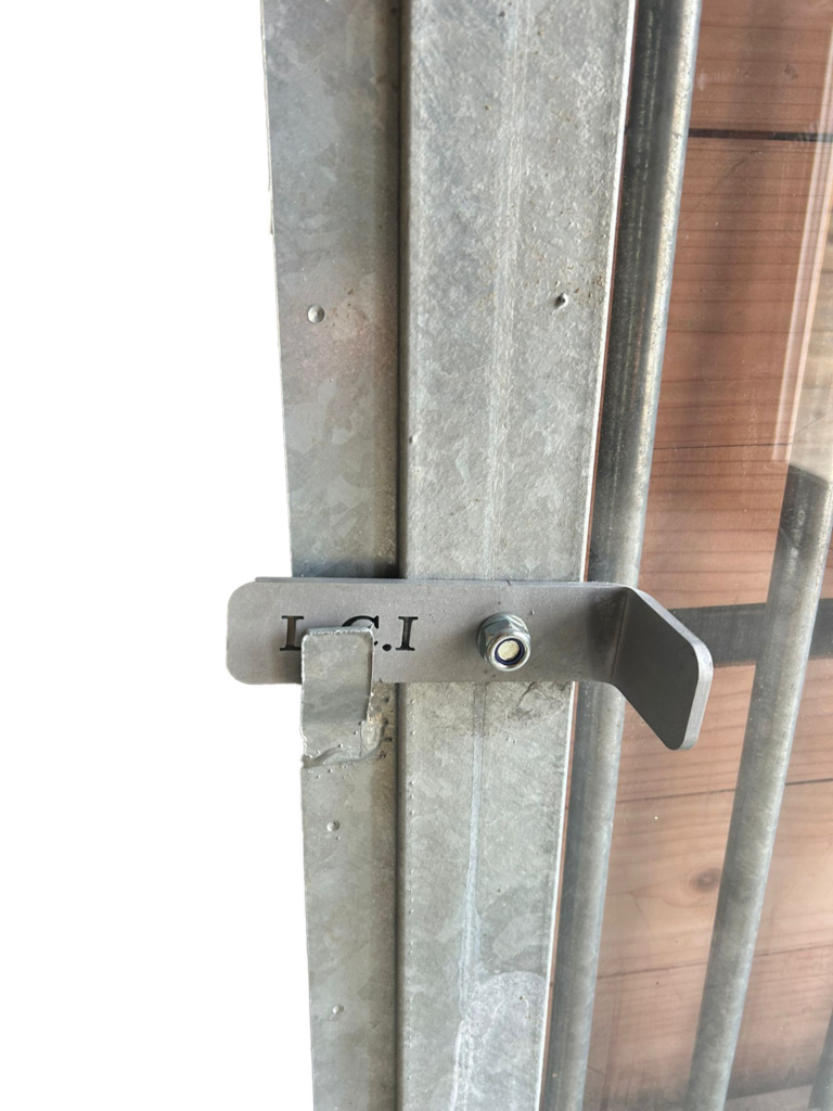 Détail barreaux métalliques et plexiglas fenêtre box écurie