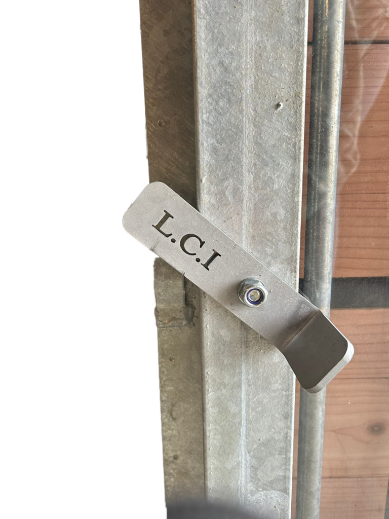 Détail barreaux métalliques et plexiglas fenêtre box écurie