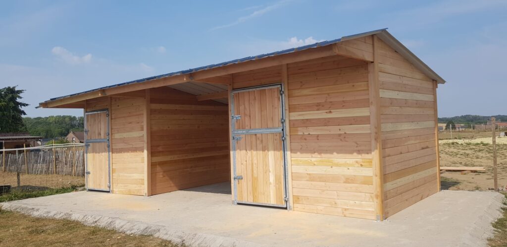 box avec abri chevaux bois Douglas