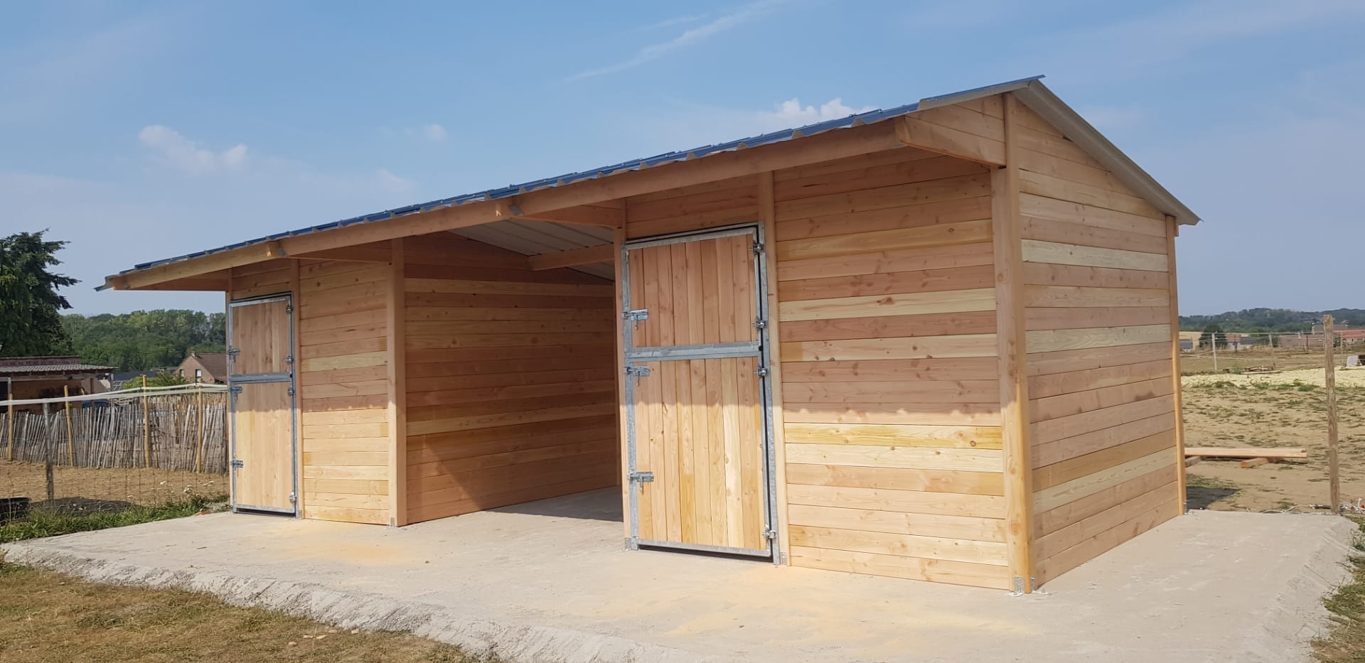 box avec abri chevaux bois Douglas