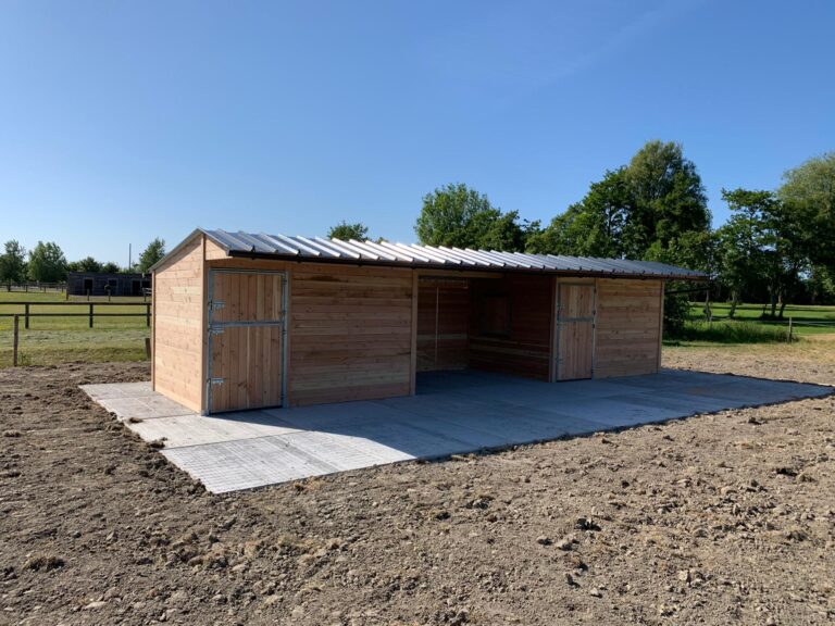 box avec abri chevaux bois Douglas