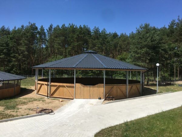 Rond de longe couvert pour chevaux – structure galvanisée et toiture résistante