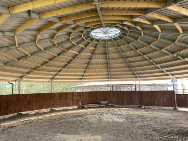 Intérieur d'un rond de longe pour chevaux.