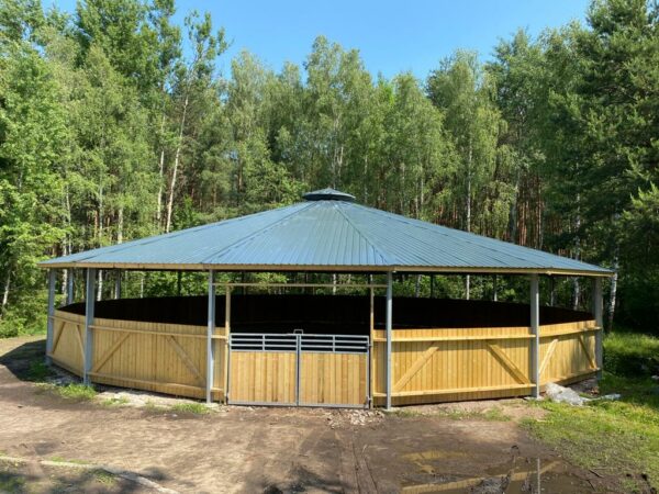 Rond de longe couvert pour chevaux – structure galvanisée et toiture résistante