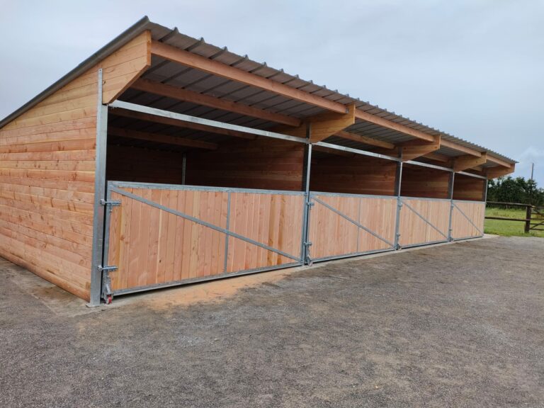 Box cheval avec portail pivotant