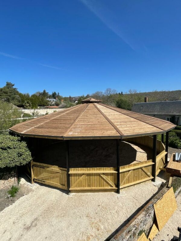 Rond de longe prestige avec toiture bois – Intégration dans domaine classé