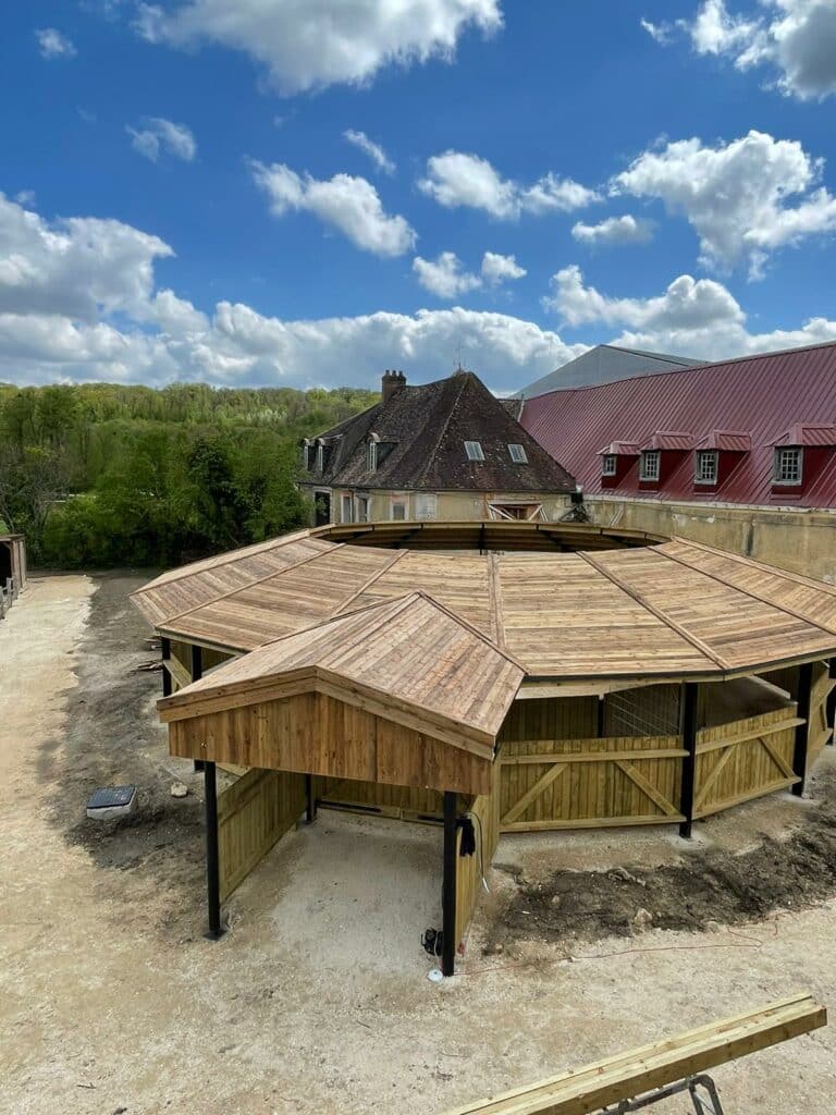Rond de longe prestige avec toiture bois – Intégration dans domaine classé
