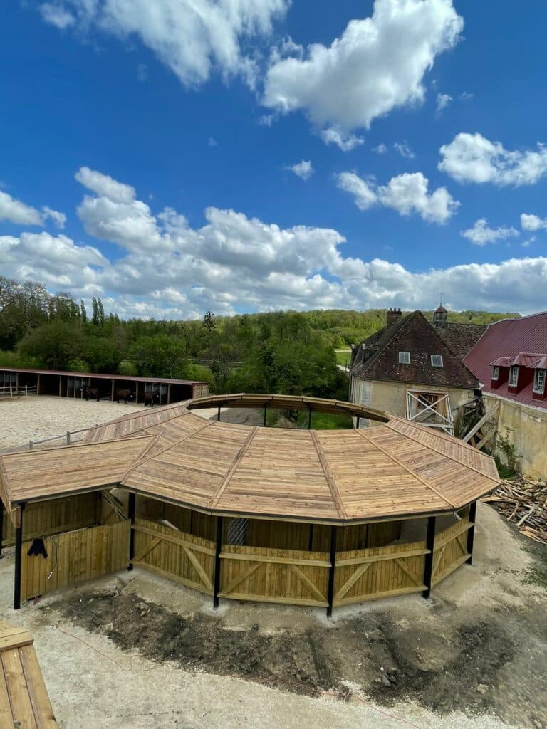 Rond de longe prestige avec toiture bois – Intégration dans domaine classé