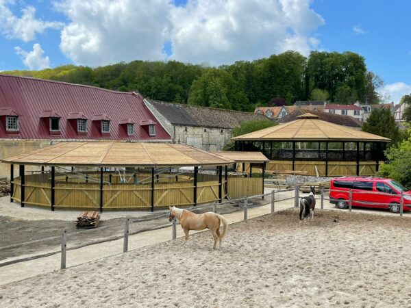 Rond de longe prestige avec toiture bois – Intégration dans domaine classé