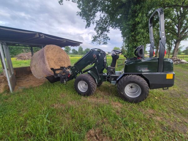 Mini chargeuse, valet de ferme pour écurie