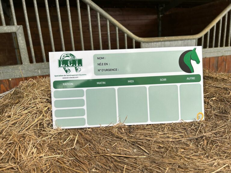 Plaque de box effaçable pour suivi des rations du cheval