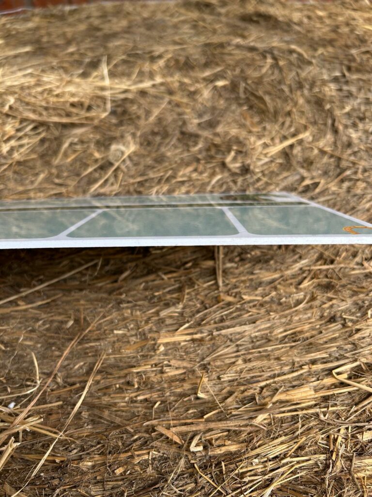 Plaque de box effaçable pour suivi des rations du cheval