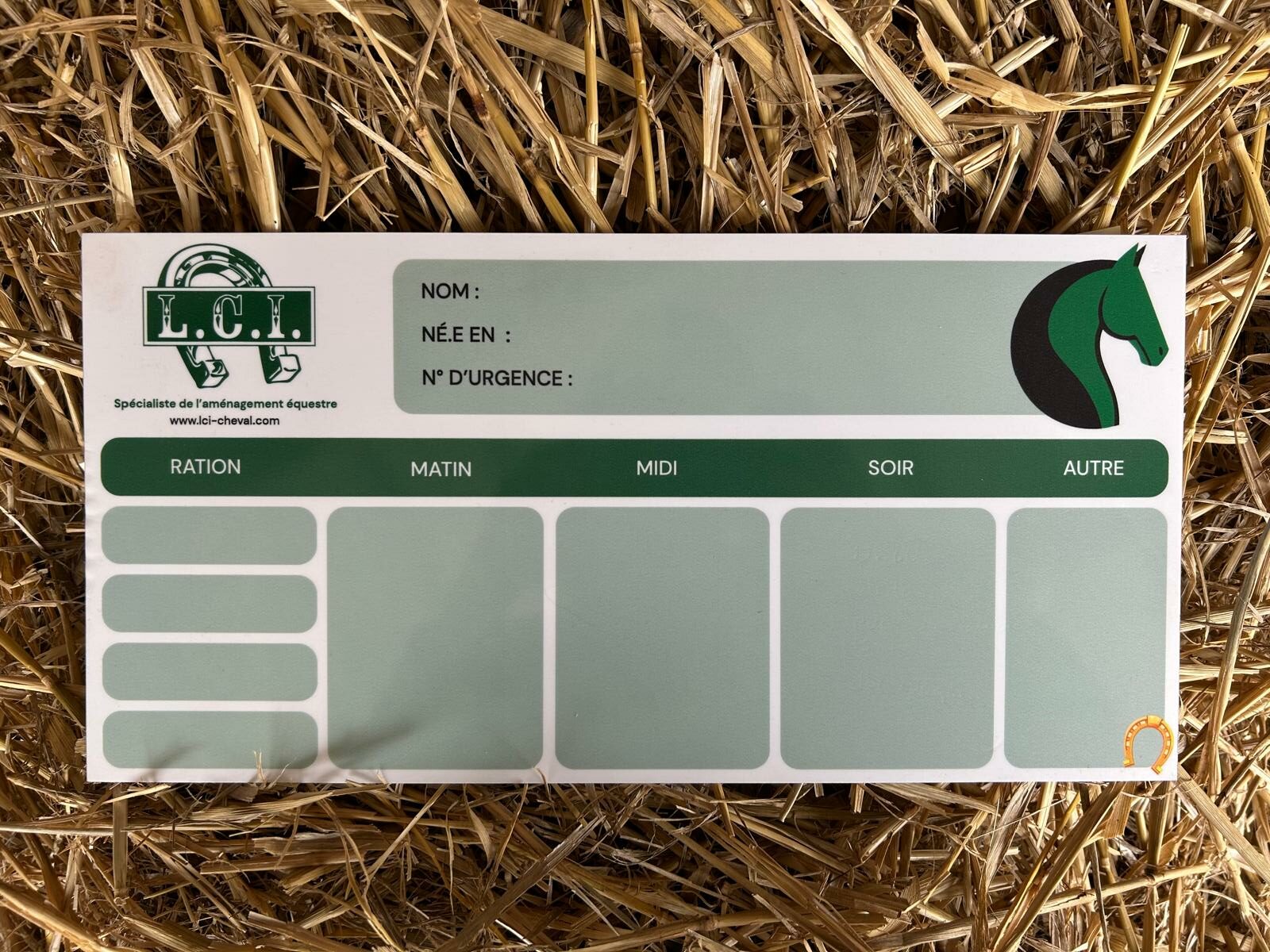 Plaque de box effaçable pour suivi des rations du cheval