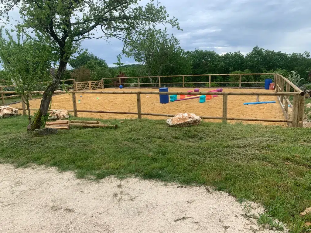 Planche de retenue de sable pour carrière équestre.