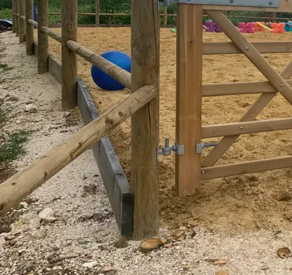 Bordure en bois Douglas pour manège chevaux