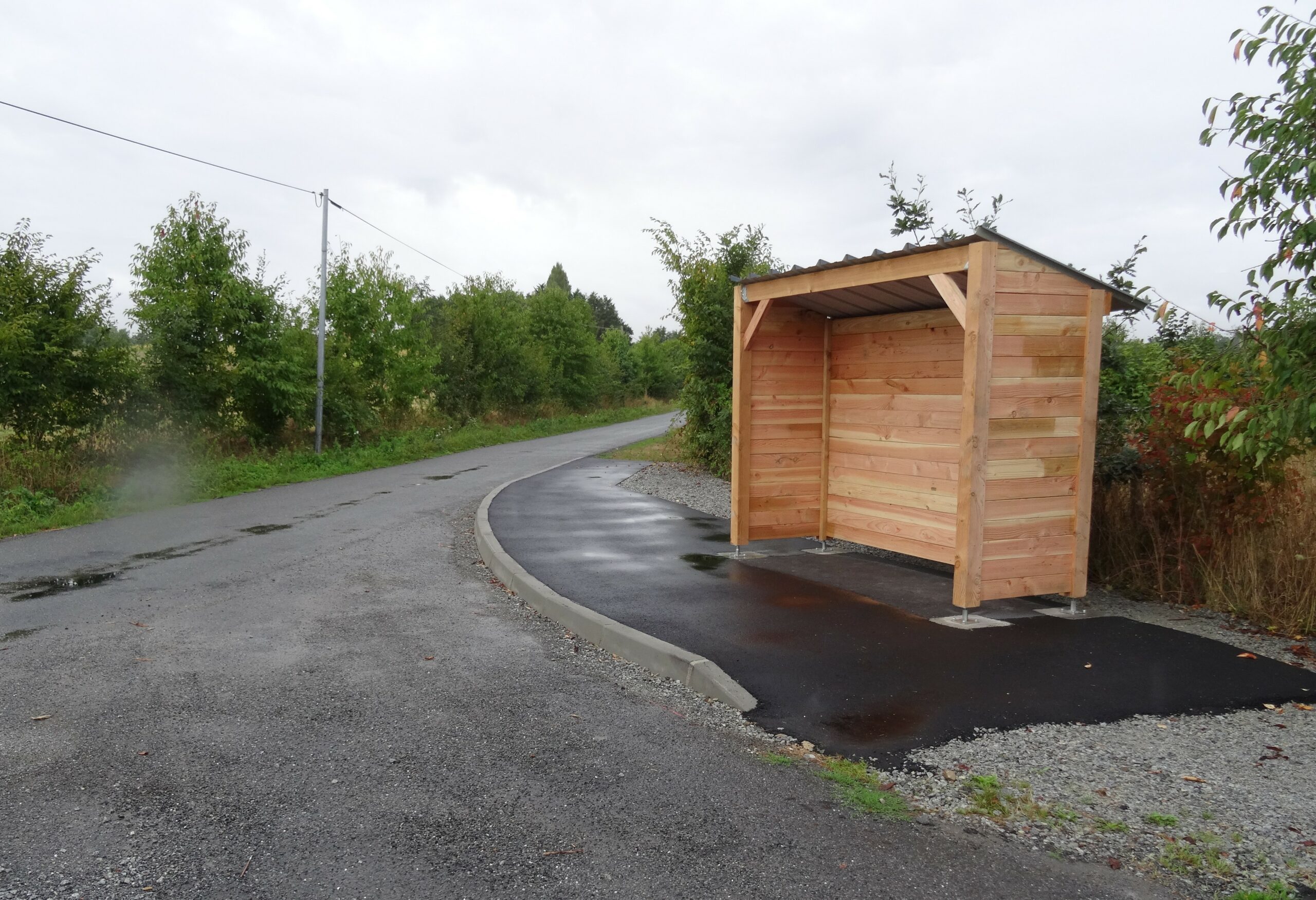 Abri-bus sur mesure en bois Douglas par LCI Cheval