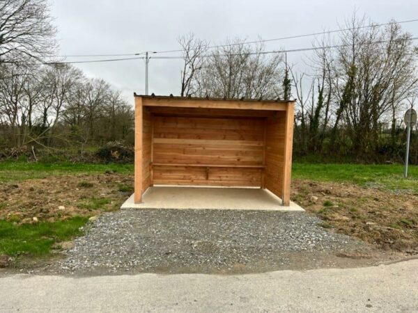 Abri-bus sur mesure en bois Douglas par LCI Cheval