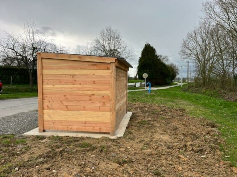 Abri-bus sur mesure en bois Douglas par LCI Cheval