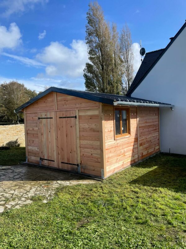Fenêtre en bois sur mesure adaptée aux bâtiments équestres LCI Cheval