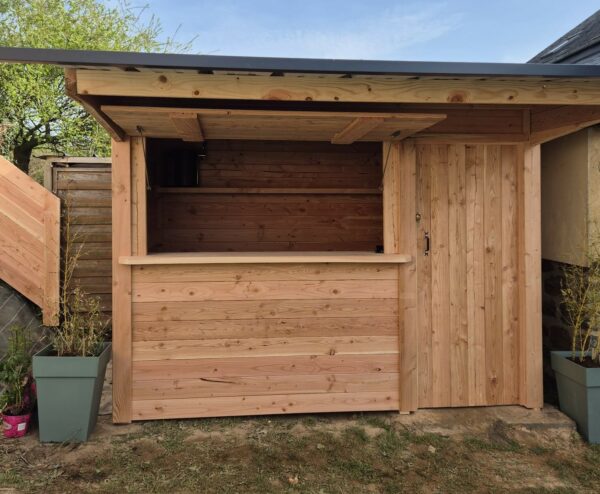 Guinguette estivale en bois et métal conçue sur mesure