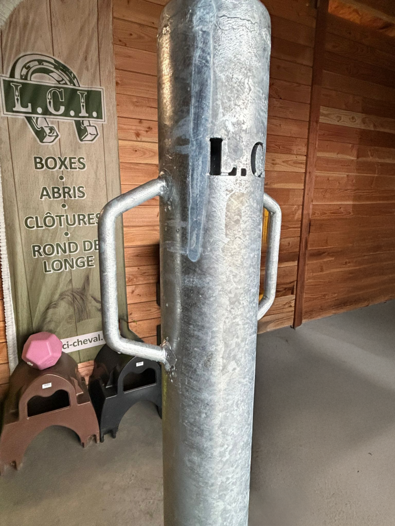 Poteau d'attache pour chevaux