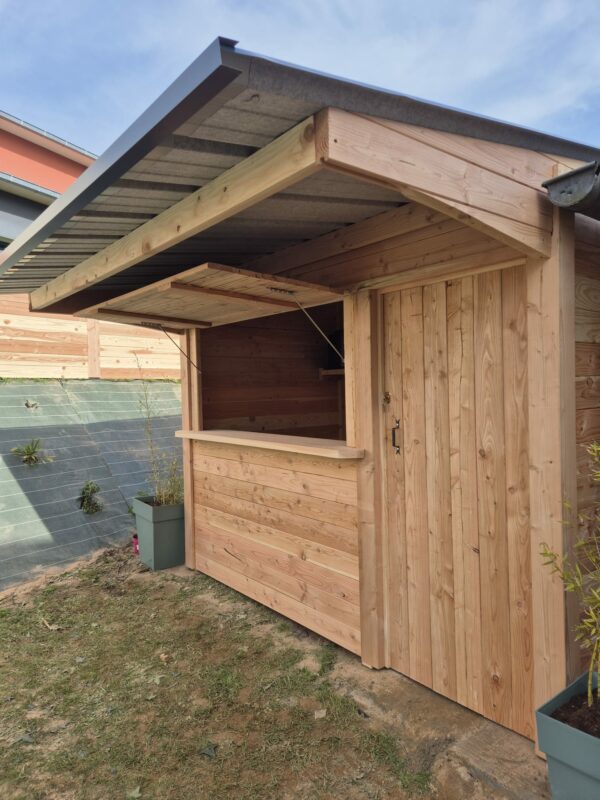 Guinguette estivale en bois et métal conçue sur mesure