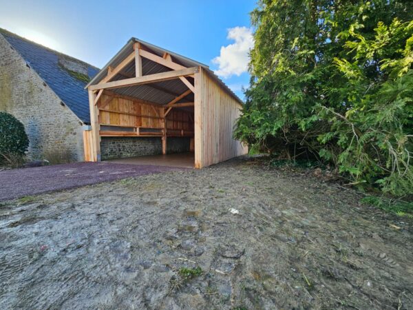 Hangar en bois Douglas massif sur mesure LCI Cheval