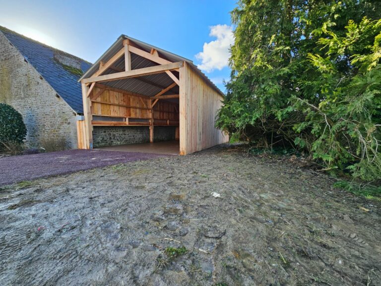 Hangar en bois Douglas massif sur mesure LCI Cheval