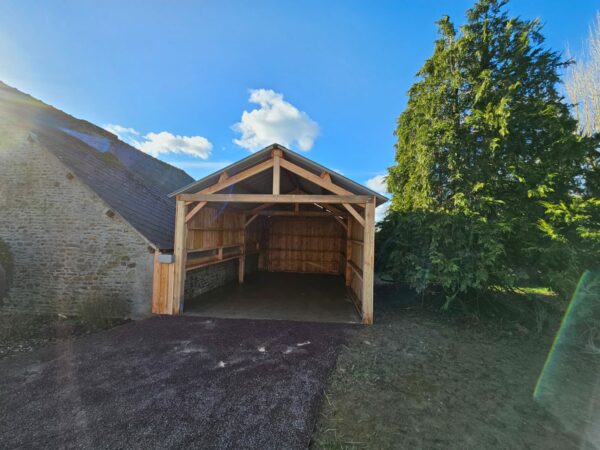 Hangar en bois Douglas massif sur mesure LCI Cheval