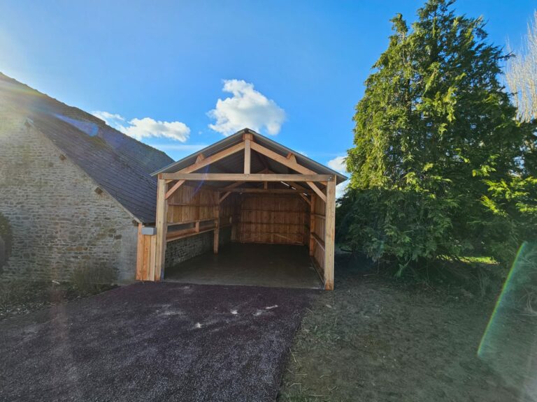 Hangar en bois Douglas massif sur mesure LCI Cheval