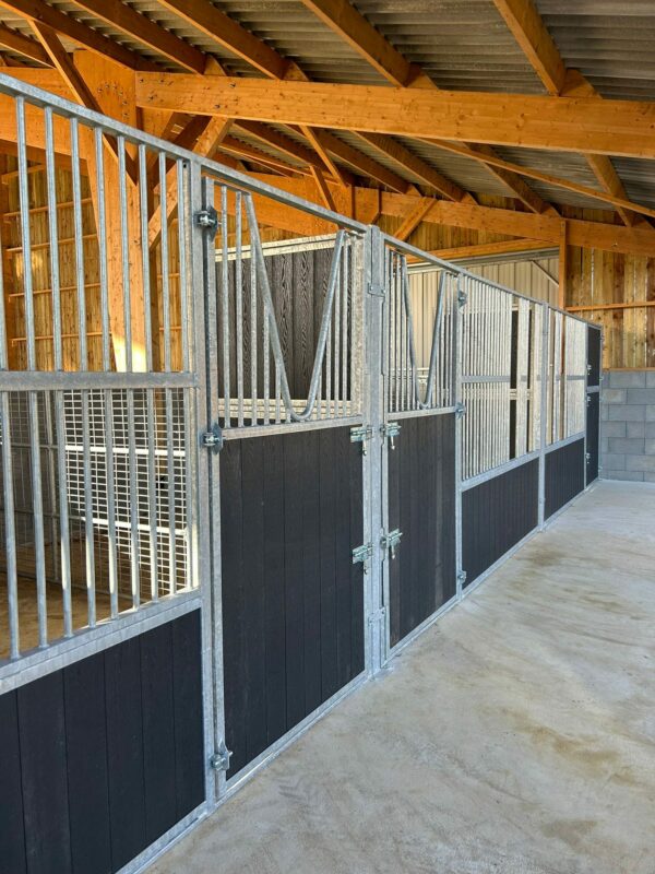 Façade de box en résine 32mm imitation bois – largeur standard 3m ou 4m – porte double battants