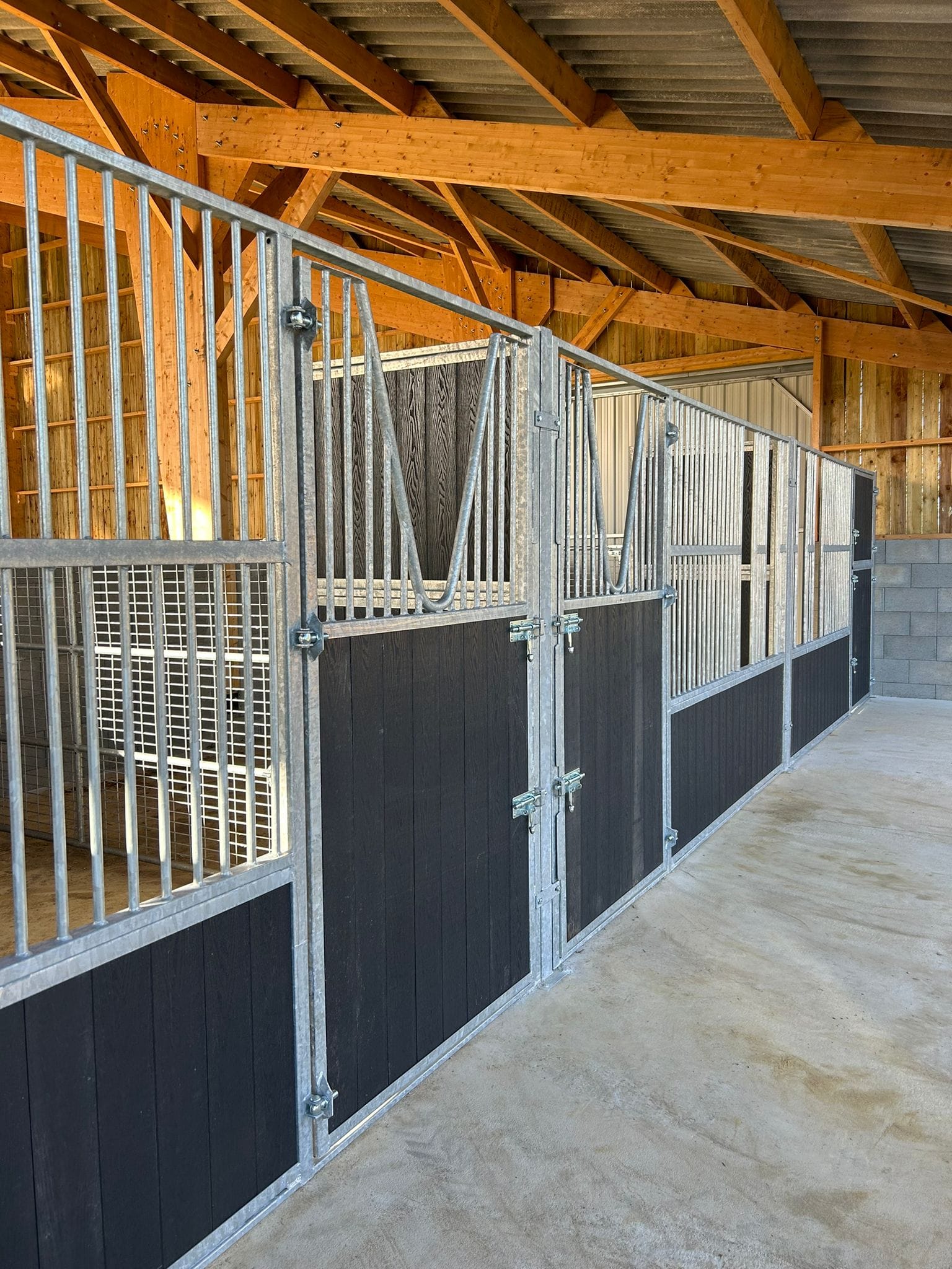 Façade de box en résine 32mm imitation bois – largeur standard 3m ou 4m – porte double battants
