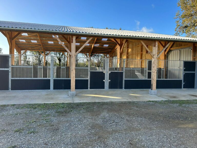 Façade de box en résine 32mm imitation bois – largeur standard 3m ou 4m – porte double battants