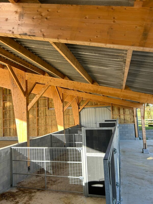Façade de box en résine 32mm imitation bois – largeur standard 3m ou 4m – porte double battants
