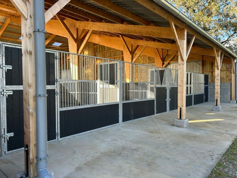 Façade de box en résine 32mm imitation bois – largeur standard 3m ou 4m – porte double battants