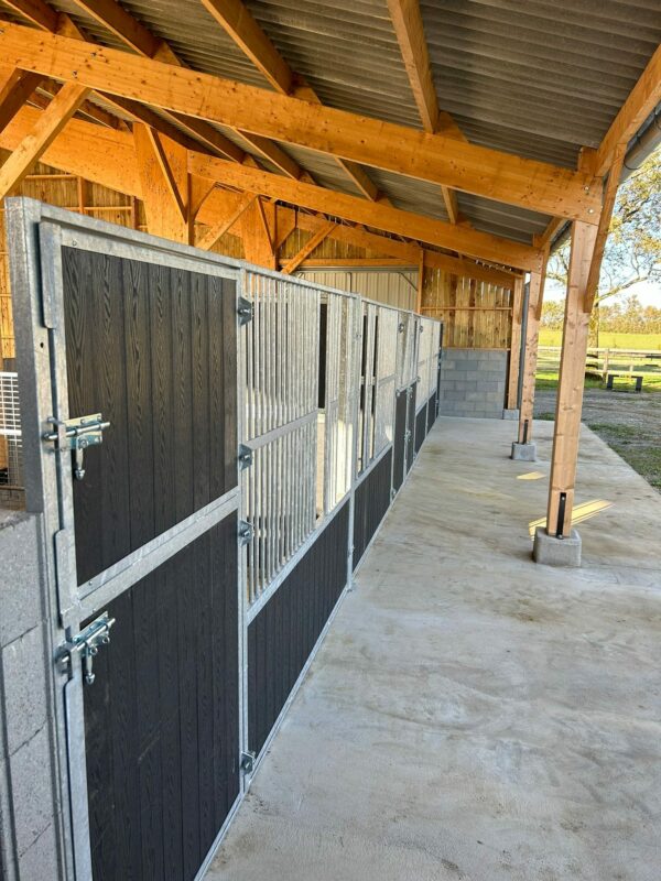 Façade de box en résine 32mm imitation bois – largeur standard 3m ou 4m – porte double battants