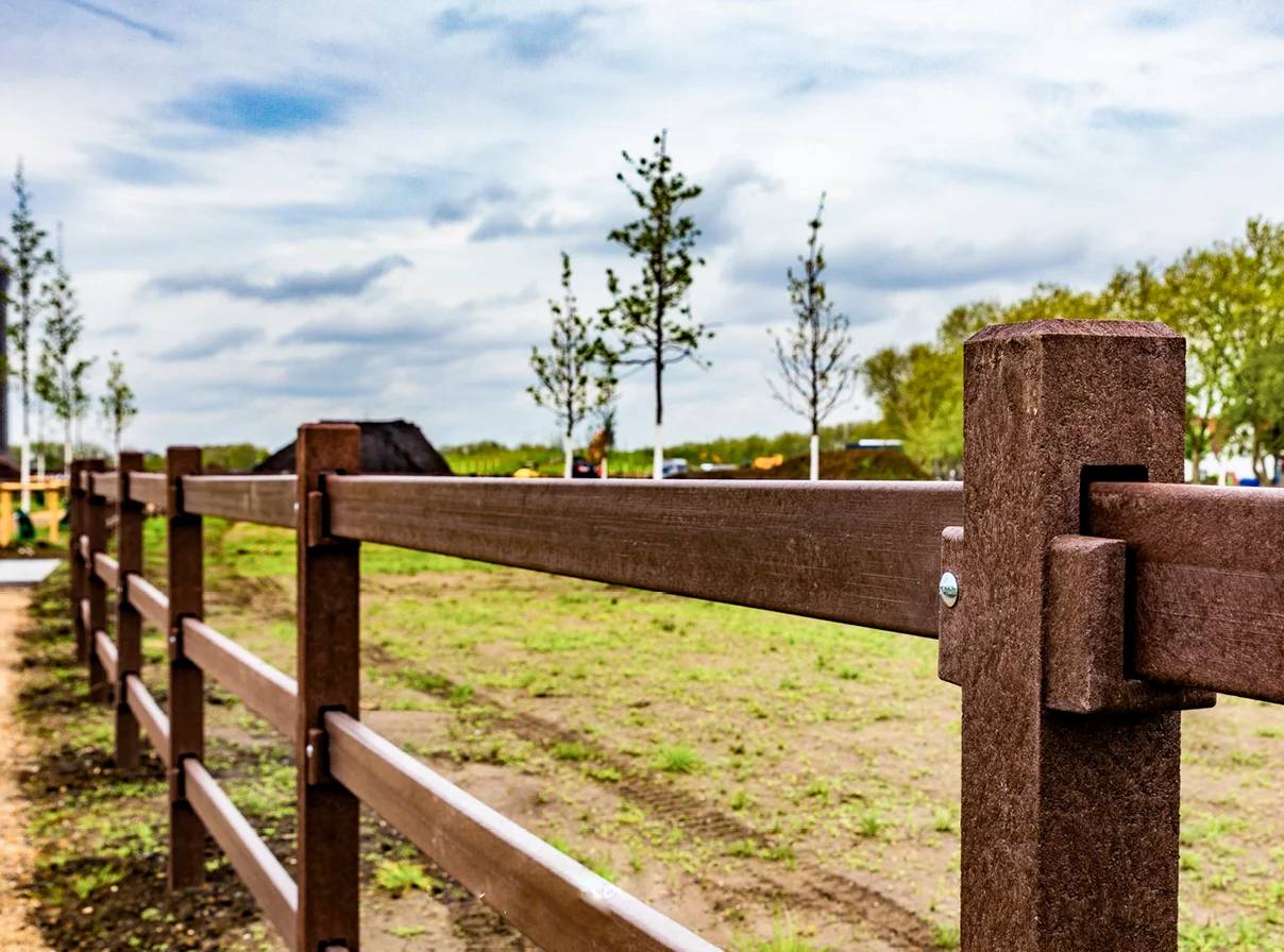 Clôture d’enclos LCI Cheval en 3 lisses, poteaux armés