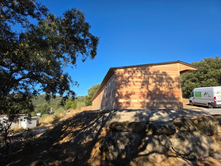 Ligne de 8 boxes chevaux en bois Douglas LCI Cheval