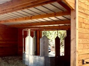 Abri pour chevaux avec râtelier central circulaire