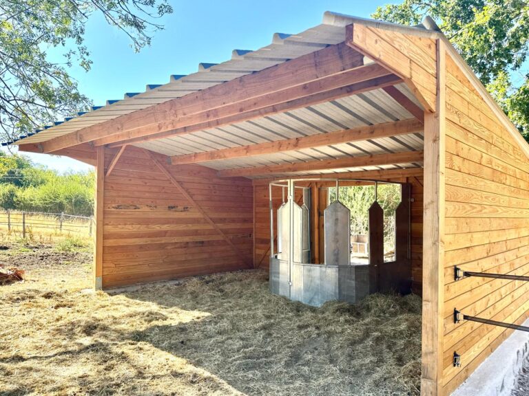 Abri pour chevaux avec râtelier central circulaire