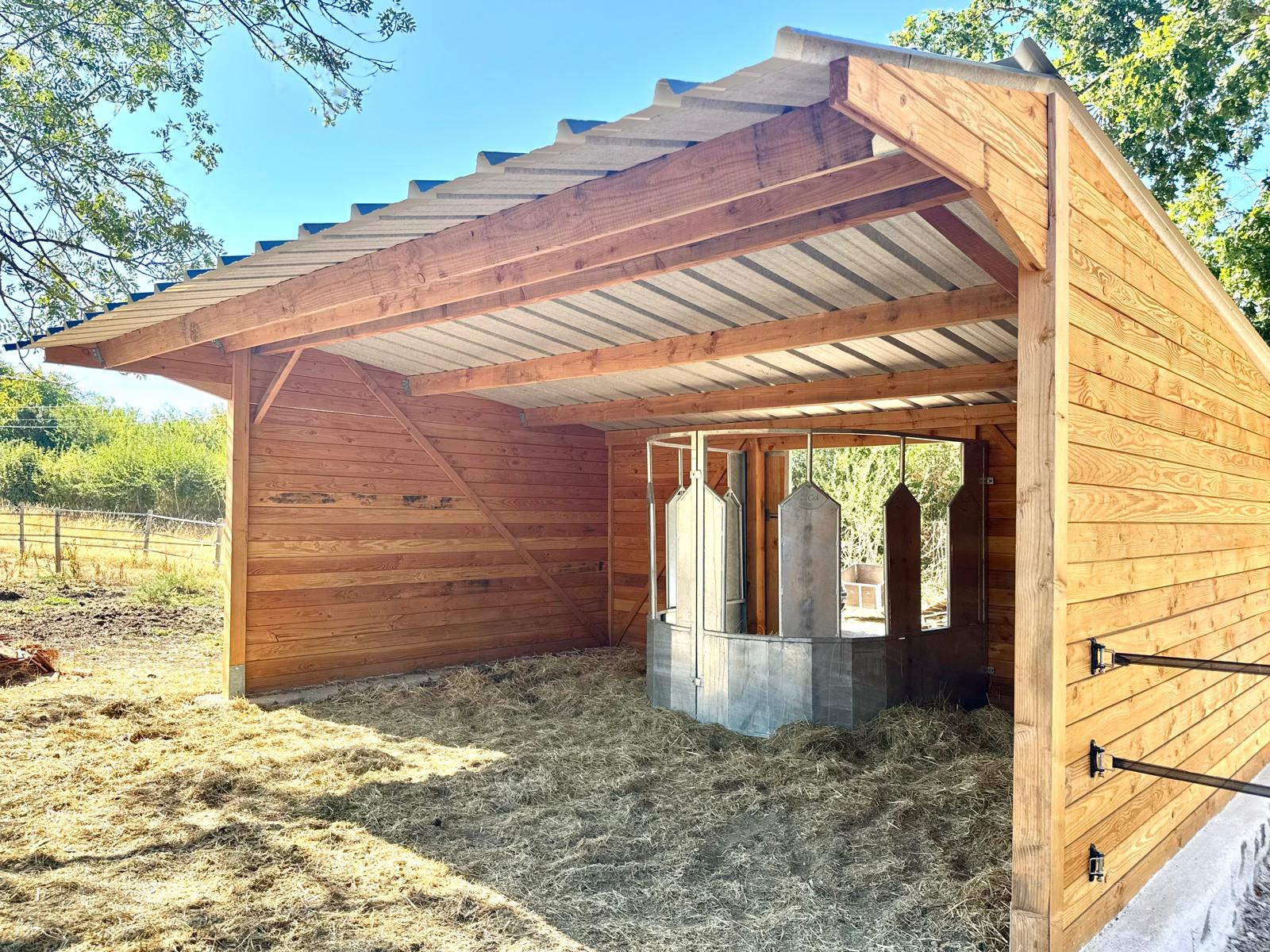 Abri pour chevaux avec râtelier central circulaire