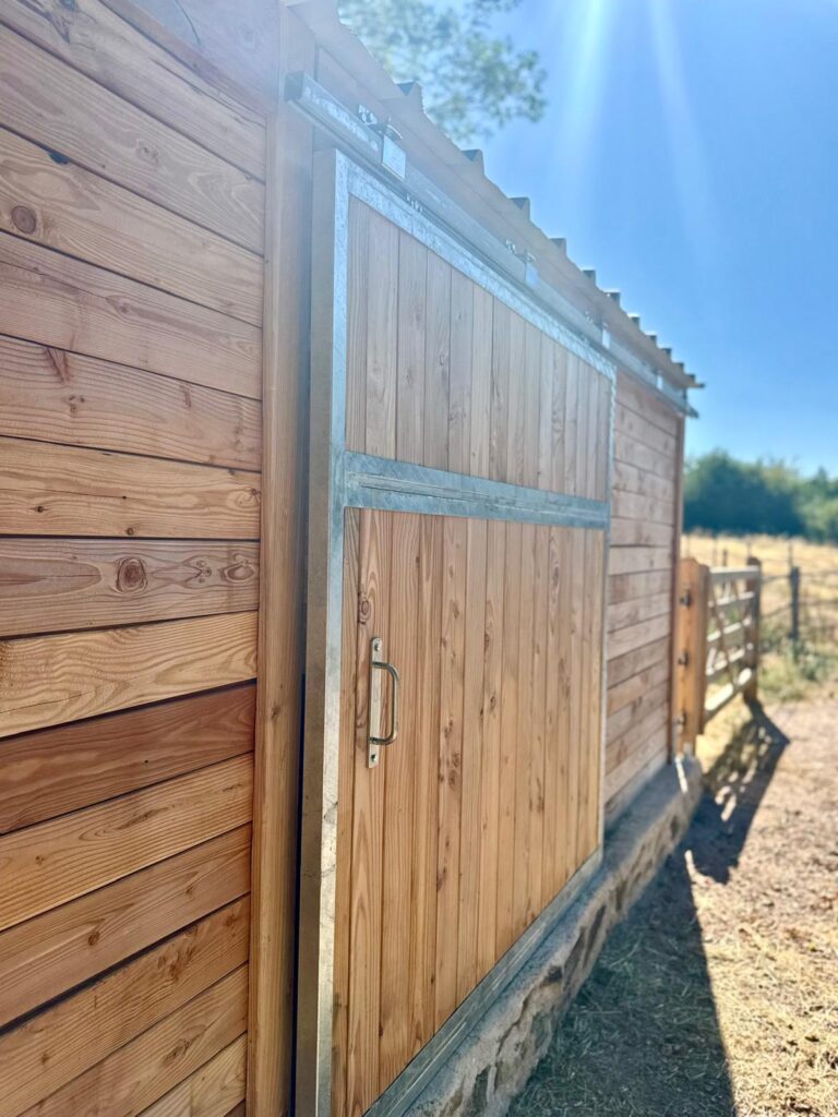 Abri pour chevaux avec râtelier central circulaire