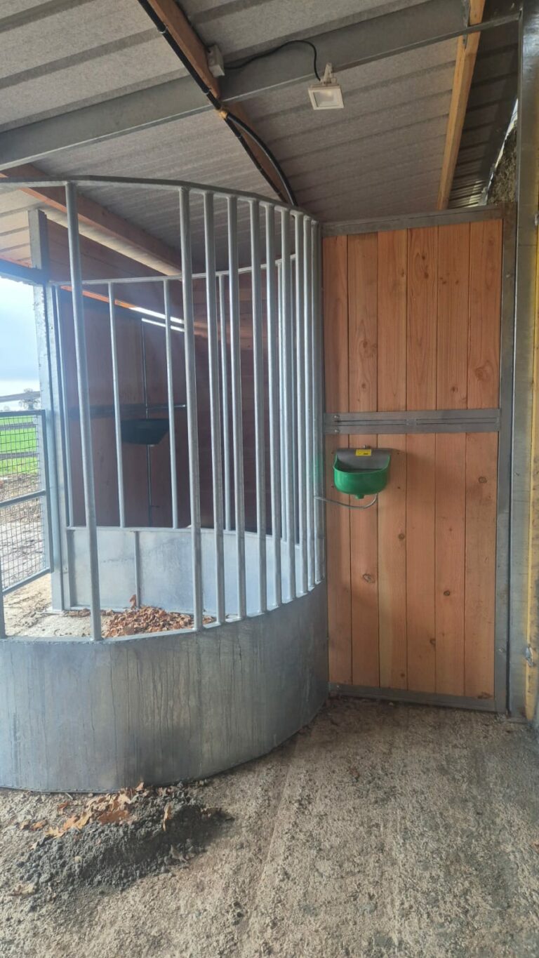 Râtelier central circulaire pour boxes