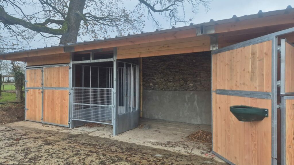 Ligne de boxes avec râtelier central circulaire, idéale pour distribuer un round complet.