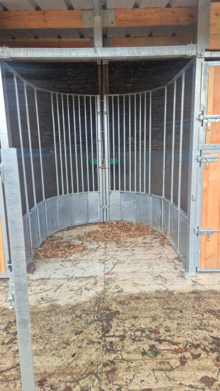 Râtelier central circulaire pour boxes