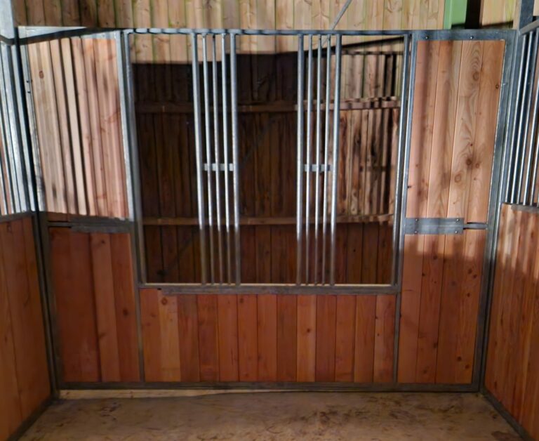 Façade box pour chevaux libre service foin