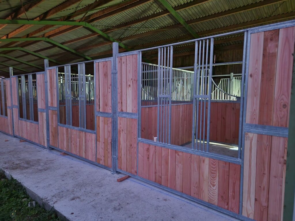 “Façade de box pour chevaux avec nourrissage en libre-service, ouverture en acier galvanisé sur-mesure”